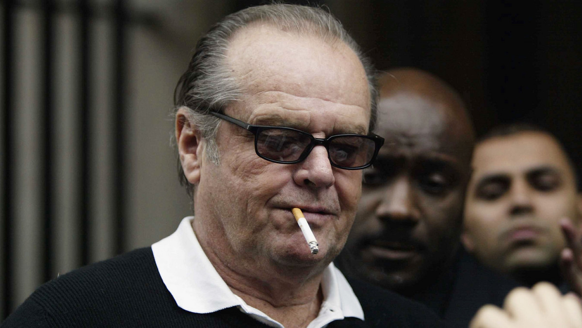 John Joseph "Jack" Nicholson to amerykański aktor, reżyser, scenarzysta i producent filmowy. Zdobył trzy Oscary – za role w filmach "Czułe słówka", "Lot nad kukułczym gniazdem", "Lepiej być nie może" - i najwięcej spośród gwiazdorów, bo aż 12 nominacji do złotej statuetki, rekordzista jeśli chodzi o liczbę Złotych Globów. W zgodnej opinii krytyków i widzów uchodzi za jednego z najwybitniejszych aktorów w historii kina. Postaci grane przez niego często cechuje ekscentryczna, neurotyczna bądź psychopatyczna osobowość.