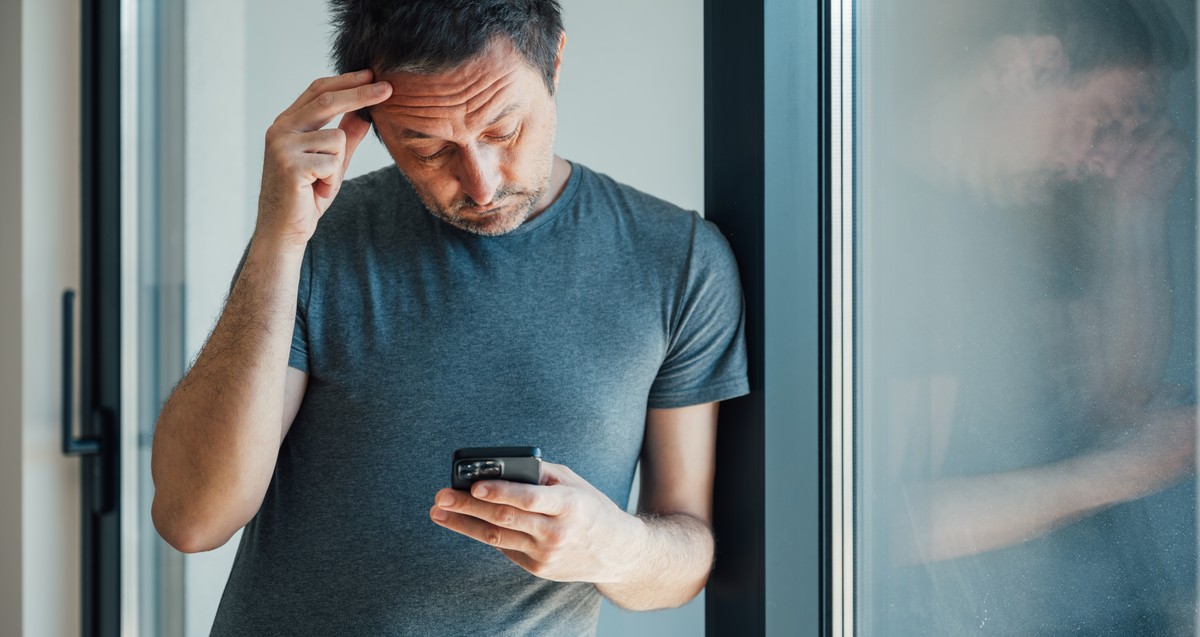 mężczyzna wiadomość zmartwienie smartfon
