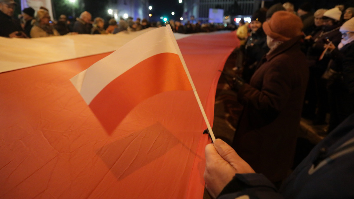 Jeśli przedstawiciele salonu przez cztery lata nie zdołali zapoznać się z badaniami socjologicznymi, dotyczącymi motywacji wyborczych i do dziś całkowicie błędnie wskazują 500+ jako podstawową przyczynę sukcesu PiS, to znaczy że mamy do czynienia ze środowiskiem politycznie ślepym - pisze Witold Jurasz. Według publicysty, "doskonałym potwierdzeniem tej ślepoty jest stosunek do skazania Jana Śpiewaka".