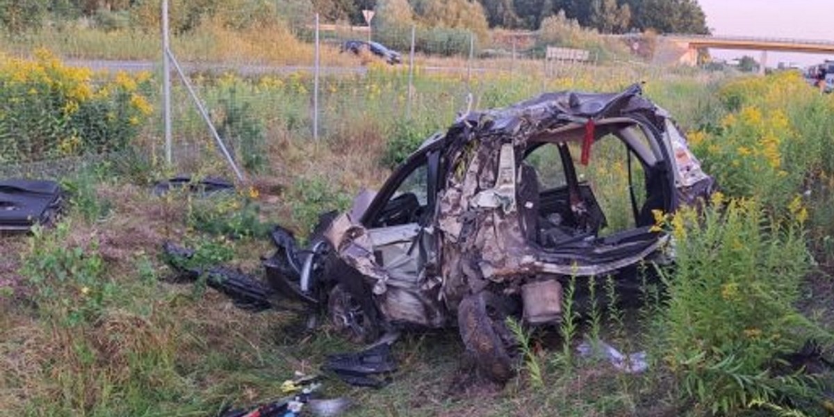 Bij een tragedie op de snelweg bij knooppunt Gocław zijn vroeg in de ochtend twee mensen om het leven gekomen.