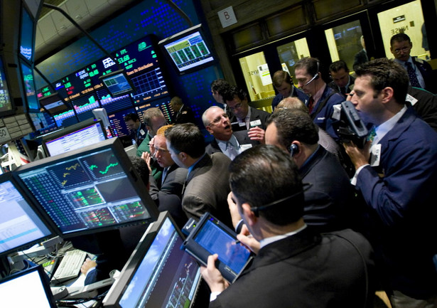 Maklerzy na nowojroskiej giełdzie NYSE pilnują kursu akcji, Treasuries i złota
