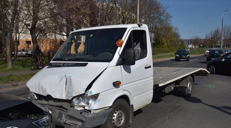 Rendőrök közé hajtott, majd frontálisan nekiment egy autónak az ámokfutó autószállító. /Fotó: Magyarország Ügyészsége
