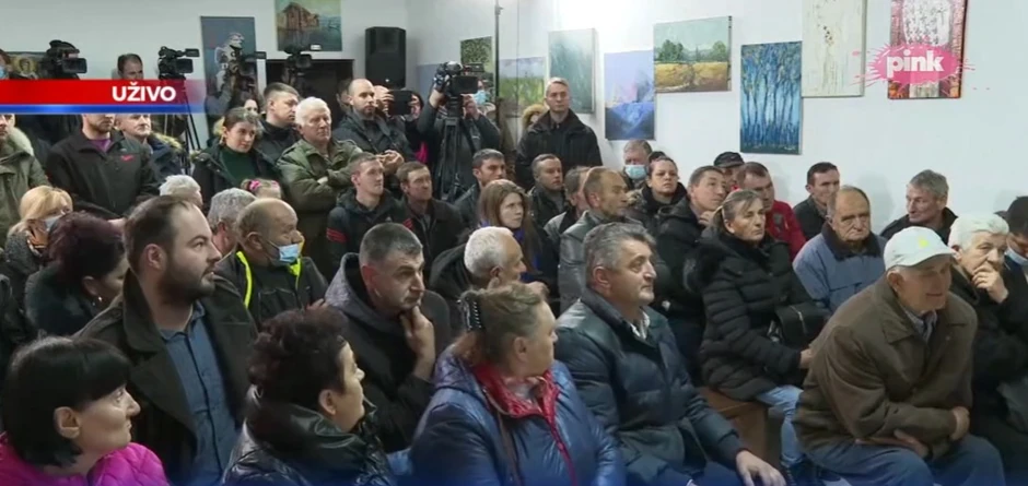 Meštani slušaju odgovore predsednika