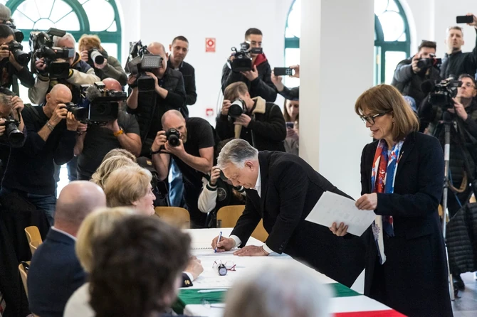 Viktor Orban sa suprugom danas na glasanju