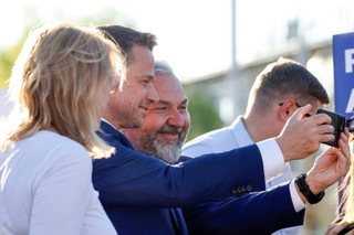 Oto lider rankingu zaufania, dopiero za nim Tusk i Morawiecki