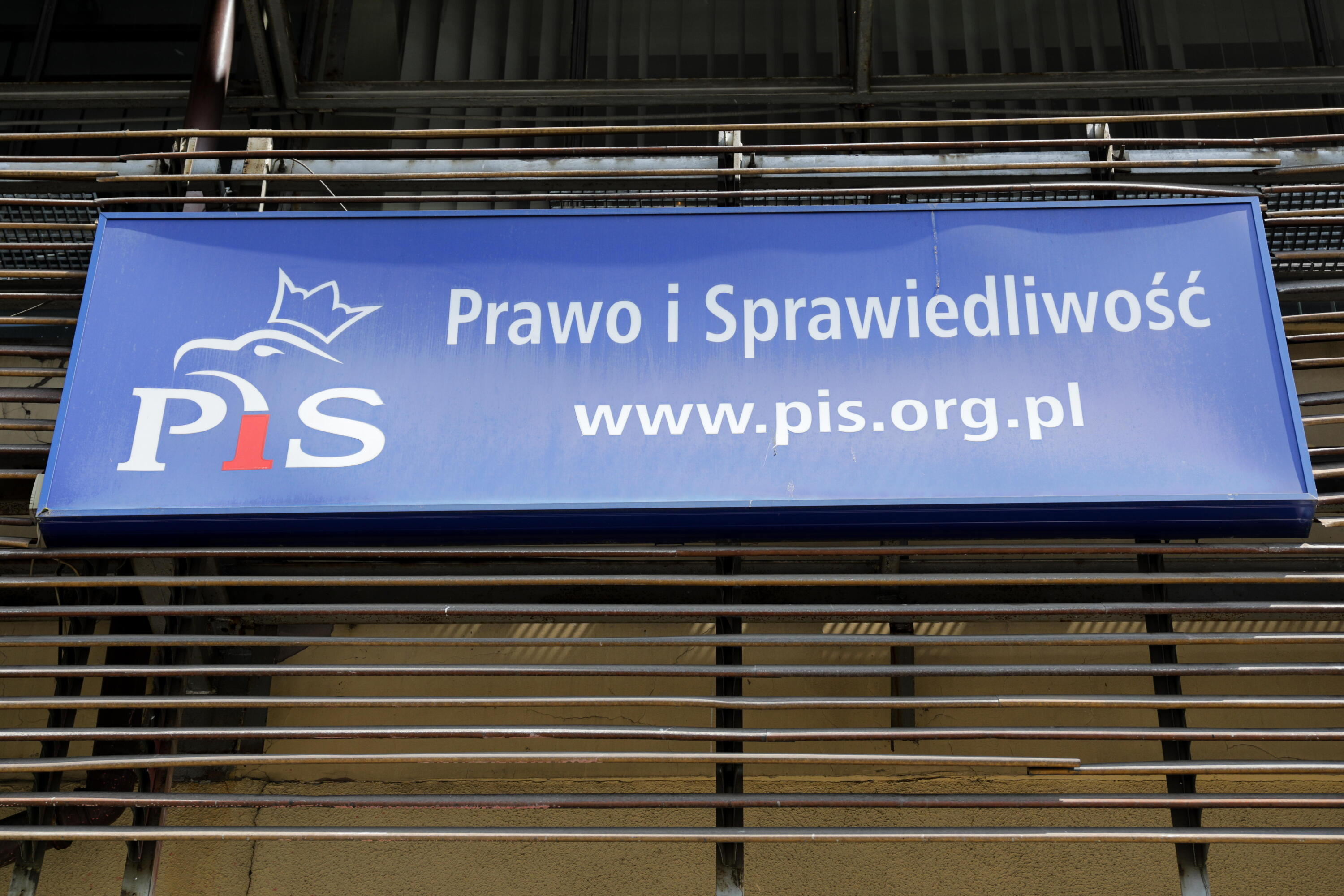 Morawiecki wykluczył Ziobrę z rządu. 72% Polaków domaga się powrotu