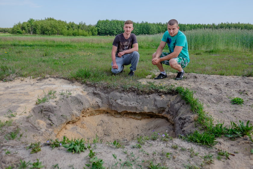 Skarb pod Piotrkowem Trybunalskim. Albert Kaniowski i Patryk Wnuk odkryli naszyjnik z epoki brązu