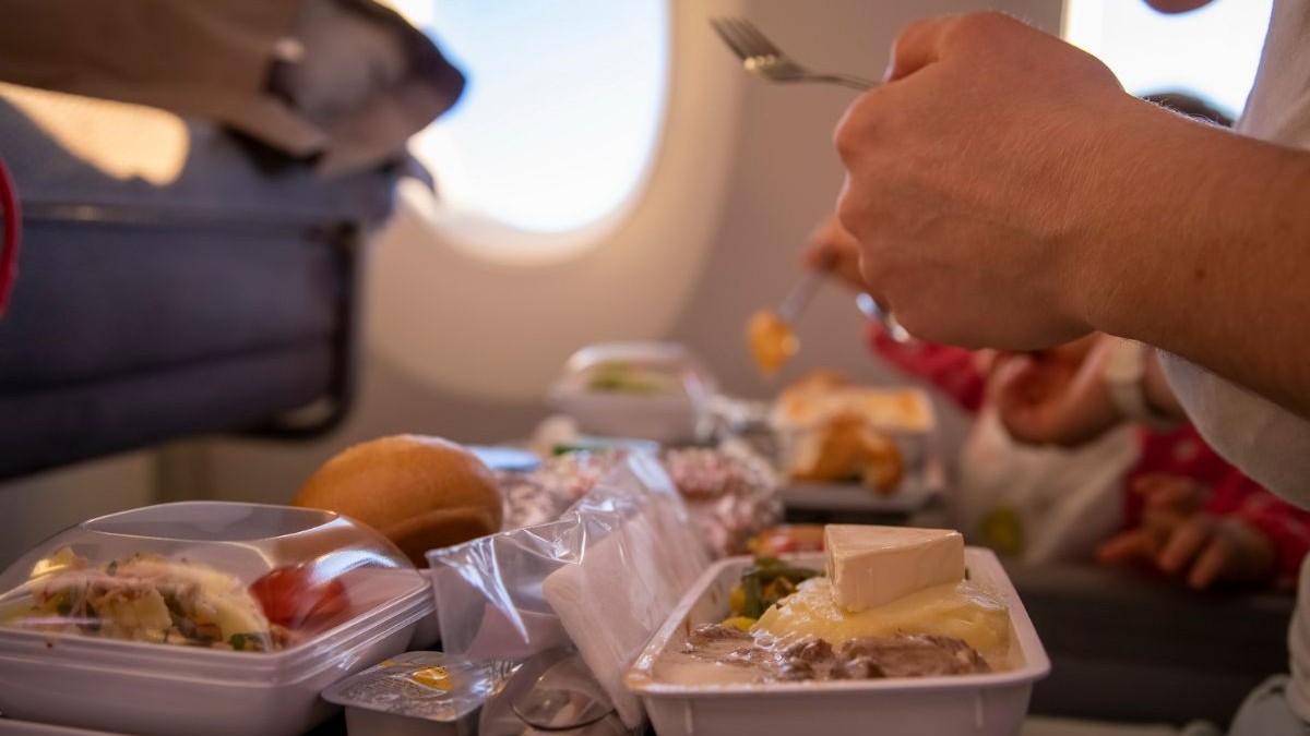 De la homar și șampanie la „senvișuri uscate”: cum s-a transformat mâncarea din avion în ultimul secol