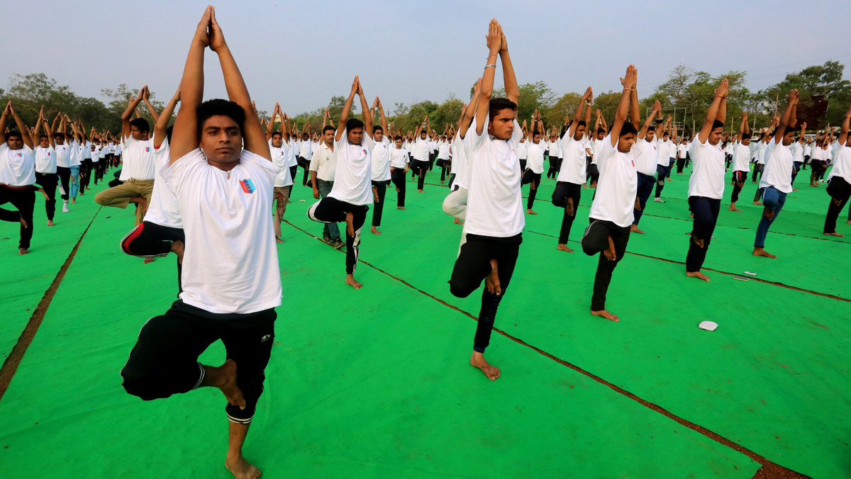 W niedzielę na całym świecie obchodzony jest pierwszy Międzynarodowy Dzień Jogi. W Indiach, gdzie zagorzałym zwolennikiem ćwiczeń jogi jest premier Narendra Modi, uczestniczyło w tych obchodach wiele setek tysięcy ludzi.