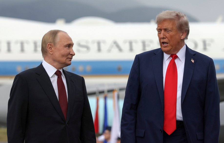 Władimir Putin i Donald Trump na lotnisku w Anchorage, 15 sierpnia 2025 r.