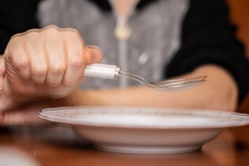 Kézremegés: a Parkinson-kór kezdetén nyugalmi állapotban jelentkezik