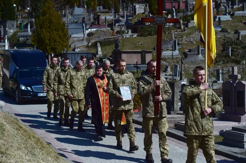 Rosyjscy wojskowi podczas pogrzebu w Chersoniu jednego ze swoich kolegów poległych w walkach z Rosjanami