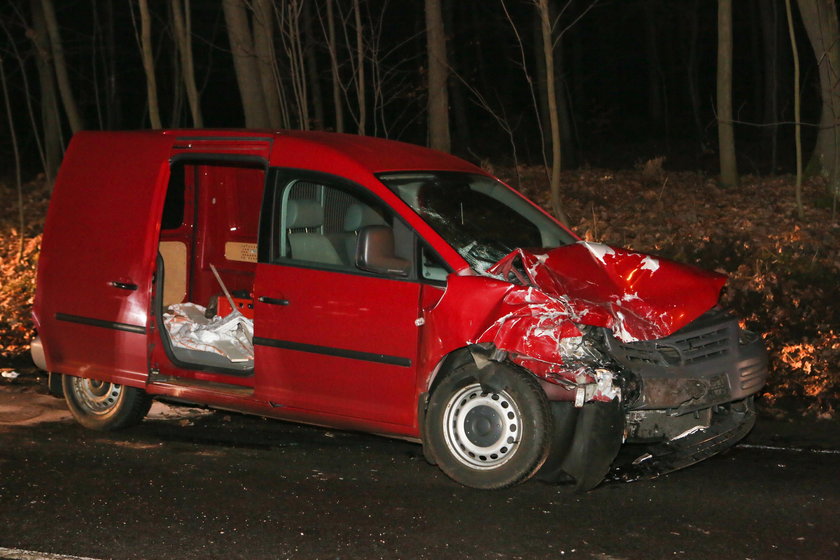 Kierowca vw caddy wjechał w busa, którym podróżowały dzieci