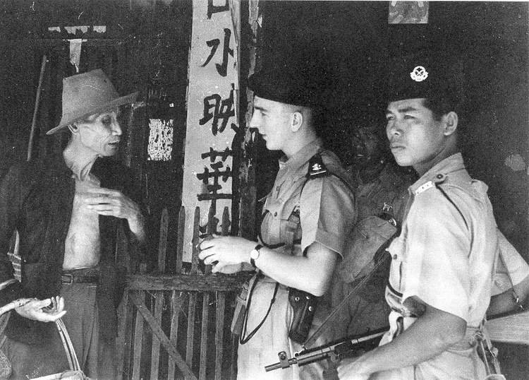 Policja przesłuchuje starego Malajczyka pod kątem informacji na temat okolicznych komunistycznych band, 23 kwietnia 1949 r.<br>