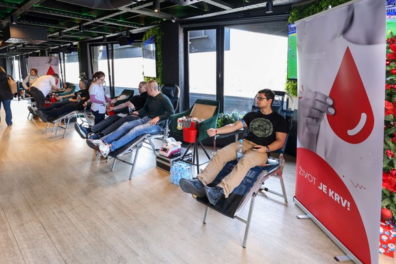 Prvotimci FK Vojvodine podržali 85. MaxBet akciju davanja krvi "Život je krv"