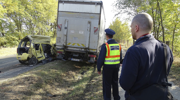 Összeroncsolódott személyautó és összetört teherautó / Fotó: MTI Donka Ferenc