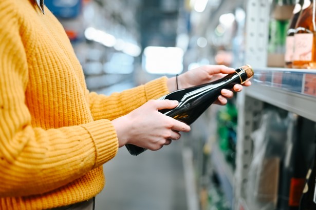 Zakaz sprzedaży alkoholu na stacjach paliw. Polacy popierają zmiany, ale nie całkowicie