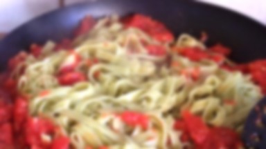 Tagliatelle verdi con pomodori