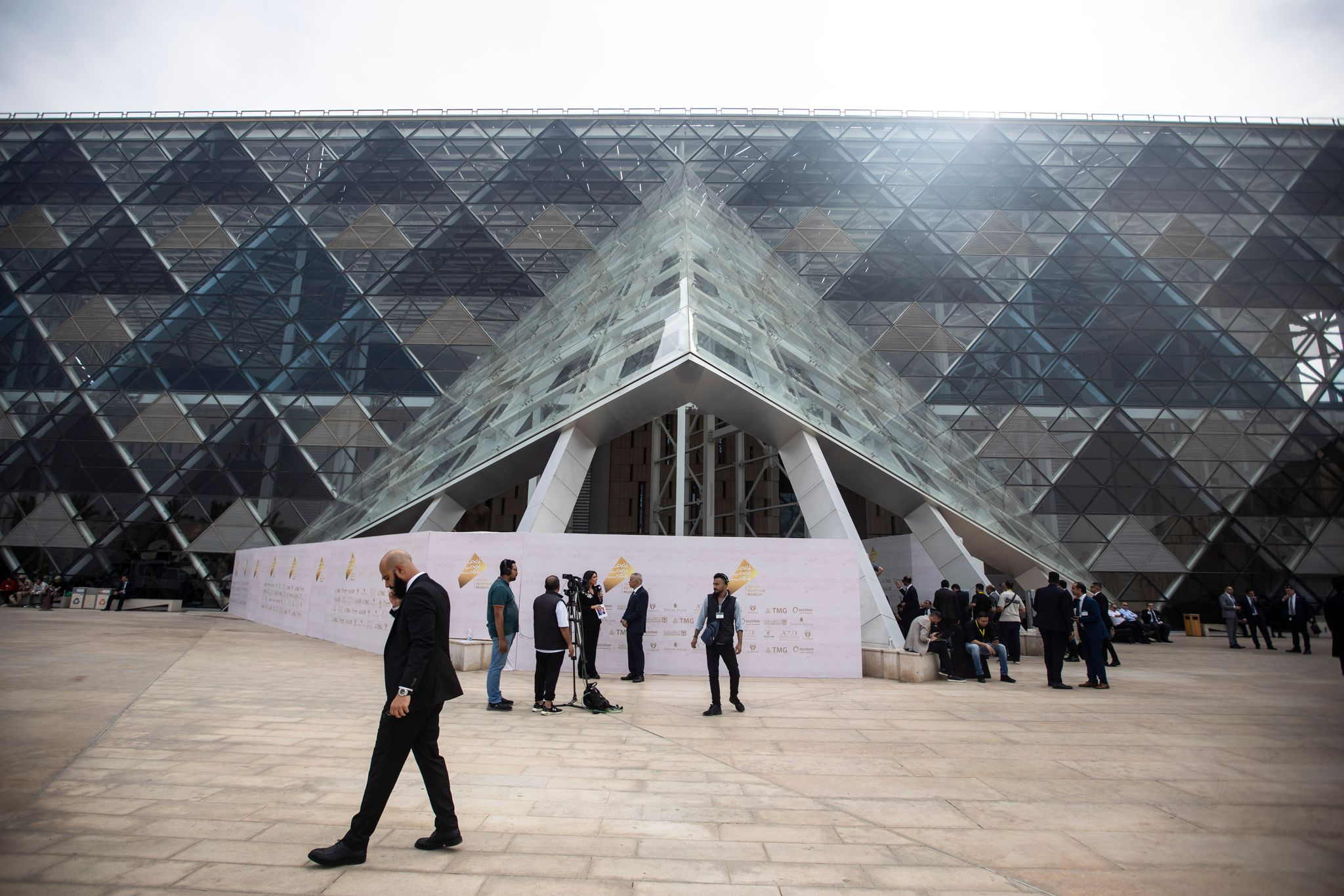Grand Egyptian Museum eröffnet - 100.000 Artefakte bei Pyramiden von Gizeh