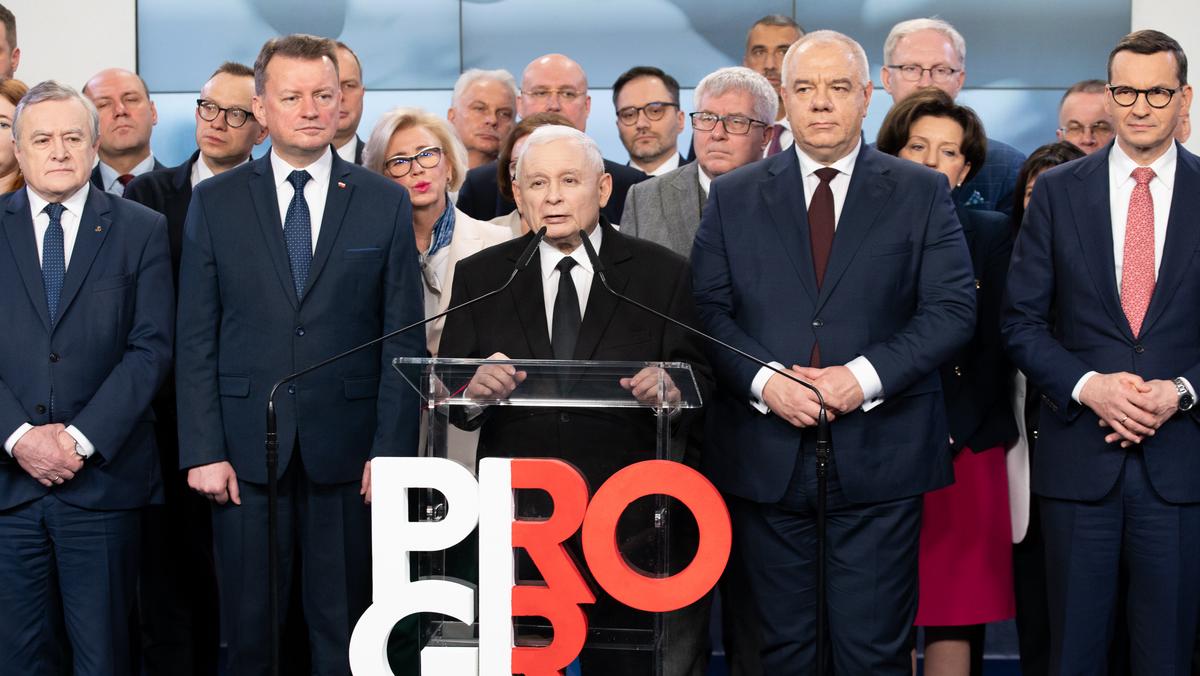 Jarosław Kaczyński z politykami PiS w siedzibie partii na ul. Nowogrodzkiej.