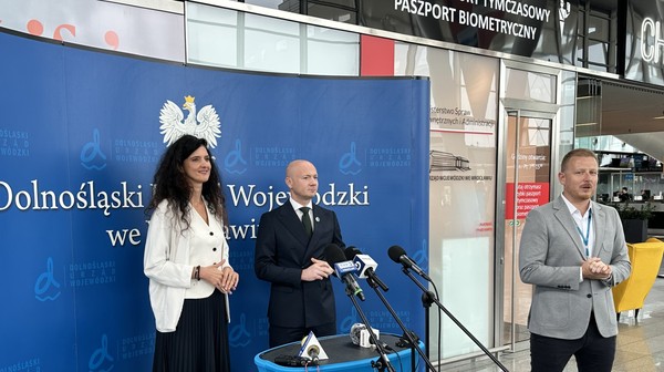 - Dolnośląski Urząd Wojewódzki konsekwentnie rozwija sieć punktów paszportowych w regionie. Teraz rozbudowujemy punkt na lotnisku, który od maja obsłużył ponad 700 osób - podkreśla Anna Żabska, wojewoda dolnośląska.