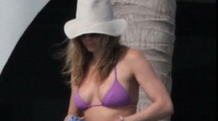 Így mutat Jennifer Aniston bikiniben 