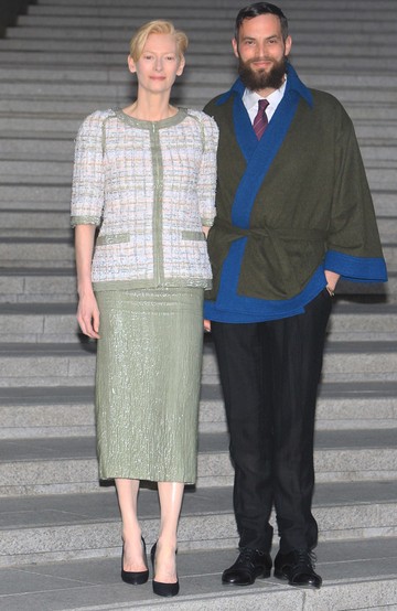 Tilda Swinton és Sandro Kopp (korkülönbség 18 év): A különleges szépségű 57 éves Oscar-díjas színésznő kapcsolata némileg bizarr nála 18 évvel fiatalabb kedvesével. A rajongókat azonban nem is annyira a köztük lévő korkülönbség botránkoztatta meg, hanem hogy úgy él együtt 2004 óta a festőművész Koppal, hogy John Byrne, Swinton férje a mai napig hivatalosan kötődik hozzá, a viszonyra áldását adta, nyitott házasságban élnek.  A stílusos színésznő ezzel aztán kiváltotta sokak ellenszenvét, ő azonban azt vallja, így teljesedett ki.