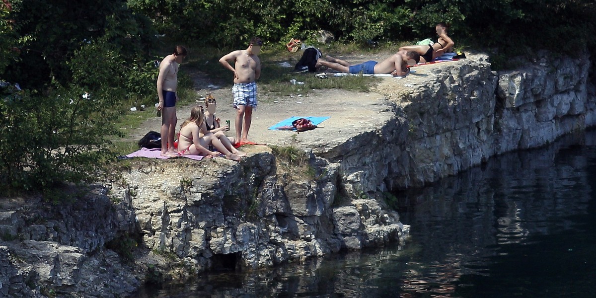 ZAKRZOWEK KAPIELISKO NIELEGALNE PIWO SMIECI SKOKI DO WODY