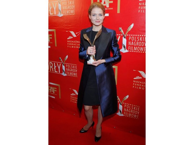 Urszula Grabowska zaprezentowała interesujące połączenia motywów męskich i żeńskich oraz czerni z granatem. Postawiła na elegancję i wyjątkową wręcz skromność. Ta aktorka strojem mówi wyraźnie, że nie chce być symbolem seksu.