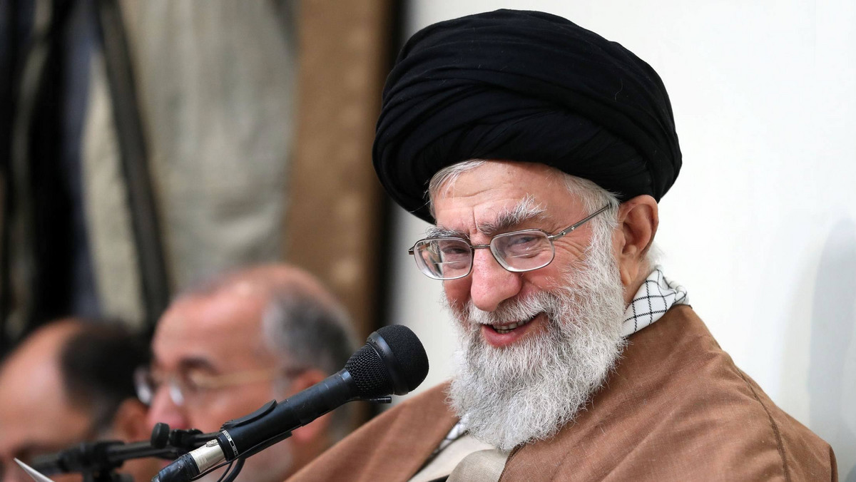 Najwyższy przywódca duchowo-polityczny Iranu ajatollah Ali Chamenei oskarża USA o stworzenie Państwa Islamskiego (ISIS) i mówi, że jego kraj odegrał kluczową rolę w pokonaniu tej dżihadystycznej grupy na Bliskim Wschodzie.