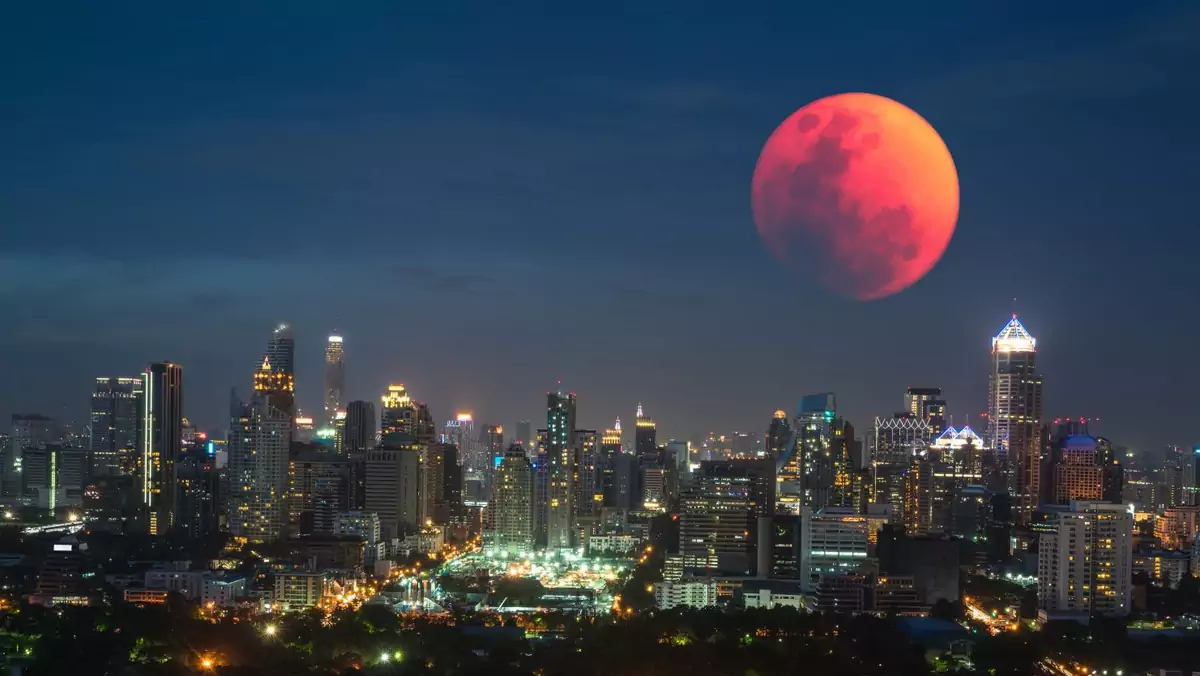 Krwawy Księżyc na niebie w Bangkoku