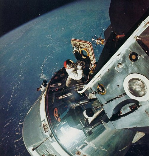 David Scott wychodzi z modułu dowodzenia, misja Apollo 9, marzec 1969 rok