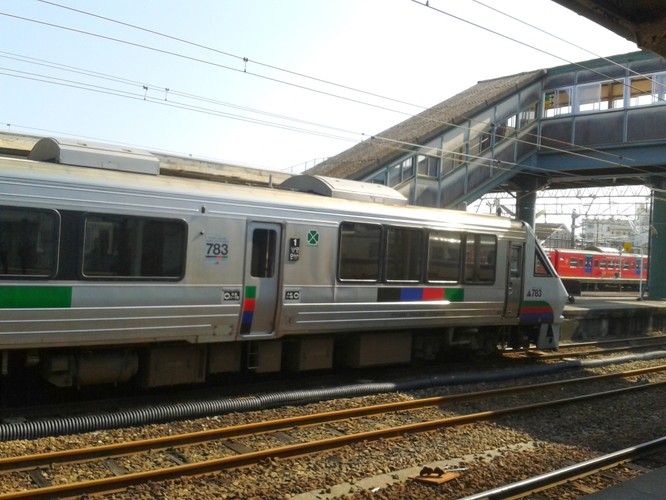 Wagony pierwszej klasy są oznaczone symbolem zielonej koniczynki. Miejsca w pierwszej klasie trzeba rezerwować z wyprzedzeniem, podobnie jak większość miejsc w shinkansenach.