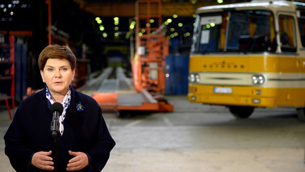 Sanok dostaje swoją wielką szansę - powiedziała premier Beata Szydło w dzisiaj w Sanoku (Podkarpackie) podczas uroczystości podpisania umowy sprzedaży Autosanu SA. Firmę kupiło konsorcjum dwóch spółek PIT-Radwar i Huta Stalowa Wola; obie należą do Polskiej Grupy Zbrojeniowej.