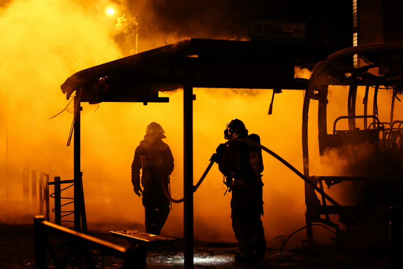 Strażacy gaszący pożar w trakcie zamieszek we Francji