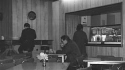 "Bukiet dla pana z jednym jajem!". QUIZ o barach mlecznych PRL. Komplet punktów dla smakoszy