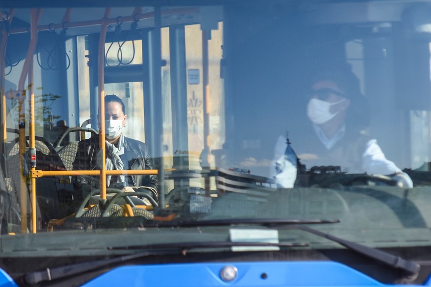 Sve teče lagano uz primetnu ozbiljnost i pažnju jer je "situacija".