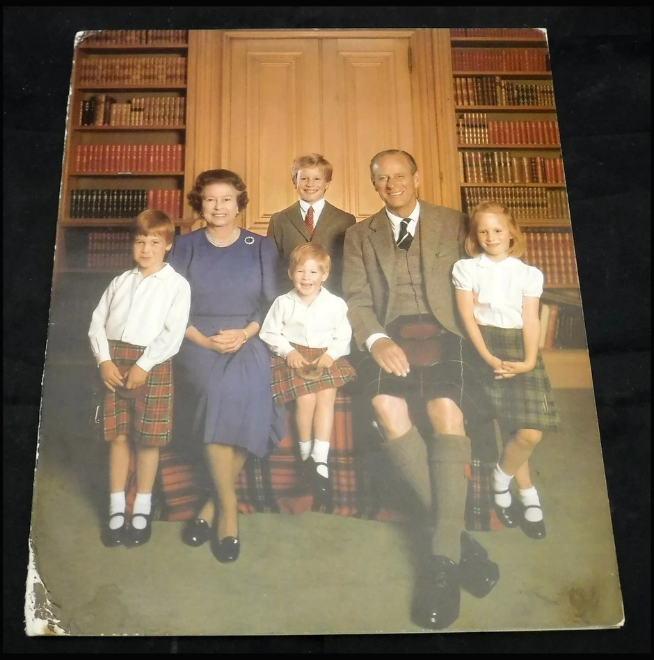 Kraljica i princ Filipo sa unucima (princ Hari je u sredini)