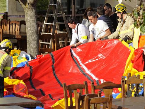 Tragedia na dmuchanym zamku. Nie żyje 6-latka - fakt.pl