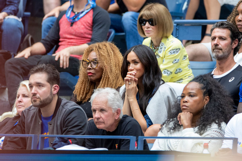 Meghan Markle w towarzystwie Alexisa Ohaniana, Oracene Price, Patricka Mouratoglou, Jill Smoller, Ishy Price, Venus Williams i Anny Wintour na meczu Sereny Williams podczas US Open 2019