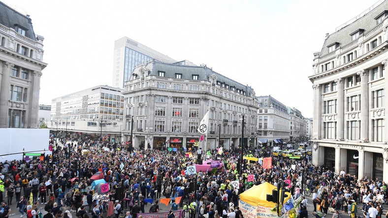 Brytyjska policja metropolitalna poinformowała dziś, że w związku z trwającymi od kilku dni w Londynie demonstracjami przeciw bierności wobec zmian klimatu aresztowano łącznie 480 osób. Demonstrujący kontynuują blokadę kluczowych miejsc w centrum miasta.