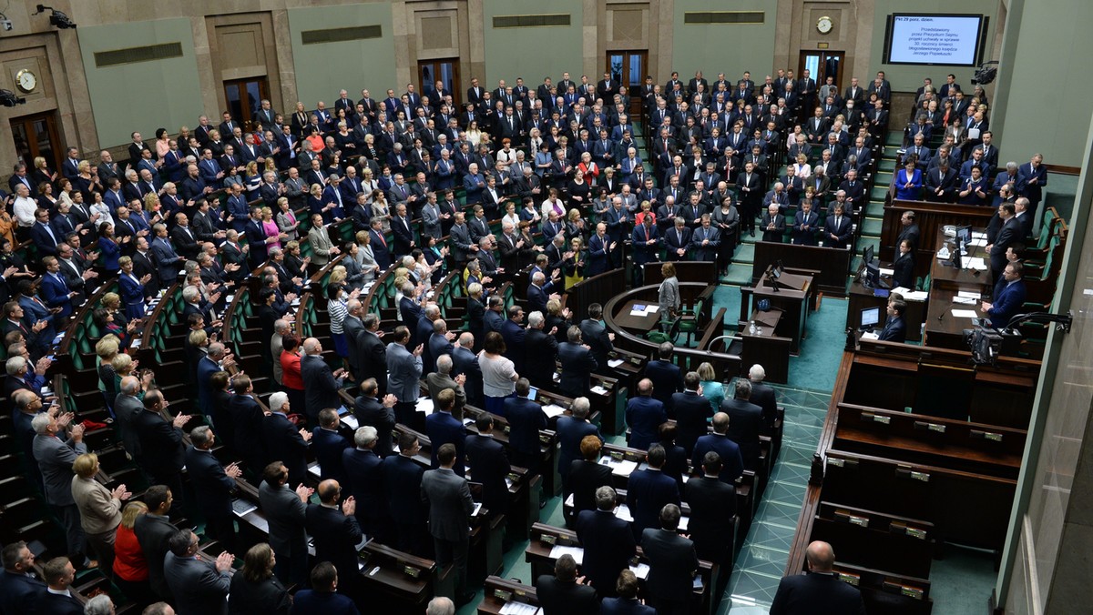 Sejm przyjął w dzisiejszym głosowaniu zmiany w ustawie o orderach i odznaczeniach, które rozszerzają możliwość nadawania Krzyża Wolności i Solidarności. Krzyż będzie można otrzymać nawet wtedy, gdy posiada się już inne, wyższe odznaczenie.