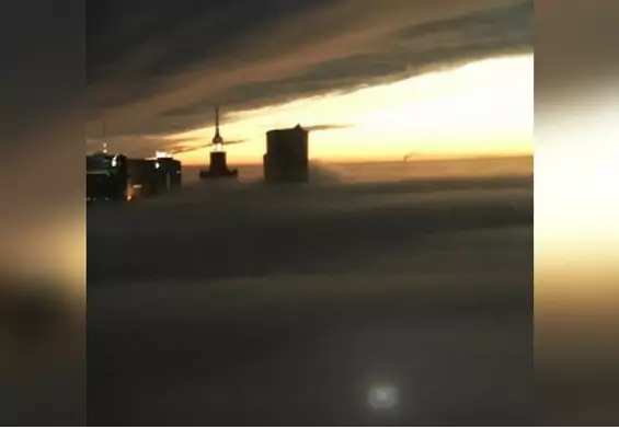 Mgła? Smog? Nieważne. Zobacz całą panoramę Warszawy, która wygląda tu jak miasto duchów