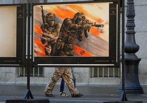 Ljudi prolaze pored ulične izložbe vojnih plakata pod nazivom „Zajedno do pobede“ posvećene ruskoj vojsci, u Sankt Peterburgu, Rusija