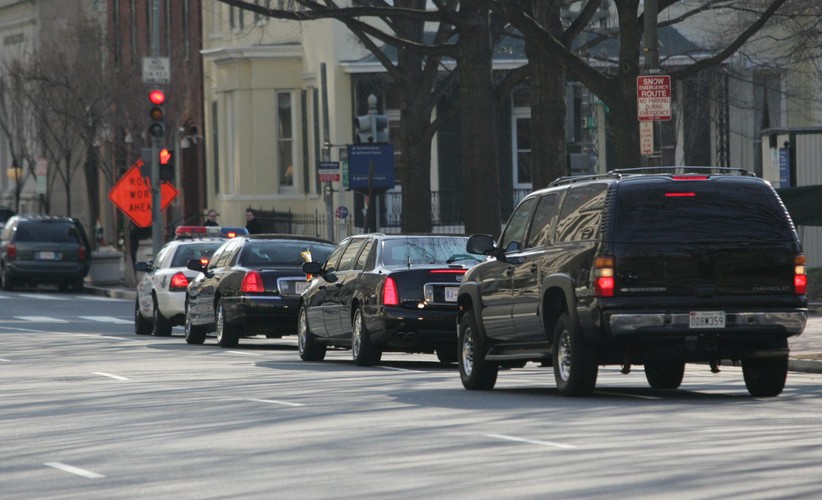 Zachowano wszelkie środki bezpieczeństwa - te kilkaset metrów, które dzieliły hotel od siedziby prezydenta USA, pokonano kolumną opancerzonych pojazdów