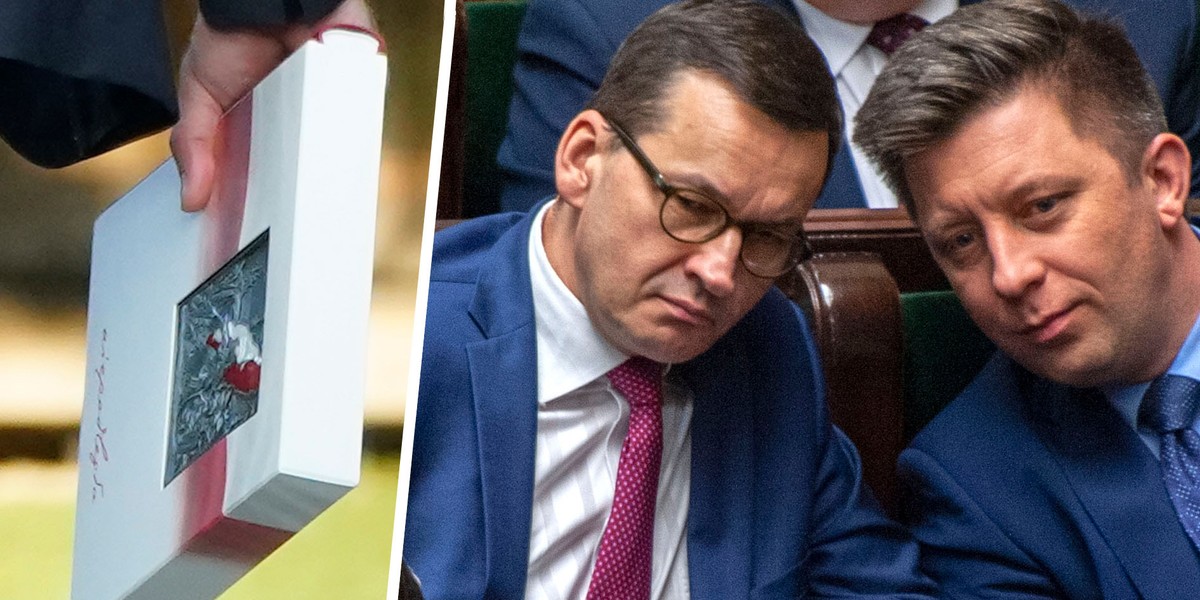 Mateusz Morawiecki z albumem Adama Borowskiego, który kupił KPRM. 