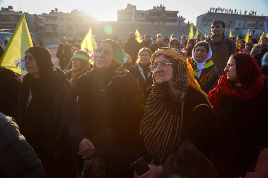 Kurdi slušaju poziv Abdulaha Odžalana na polaganje oružja u Kamišliju u Siriji 27. februara