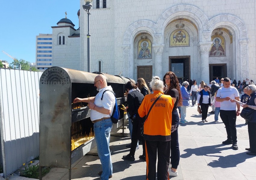 Građani u miru čekaju da zapale sveće