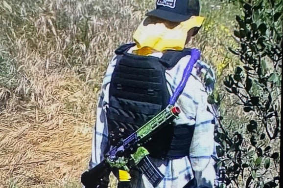 NA ORUŽJU ISPISANE FRAZE IZ "DŽOKERA" Pucnjava u Los Anđelesu: Teško naoružani muškarac u panciru uhapšen kod Trampovog golf terena