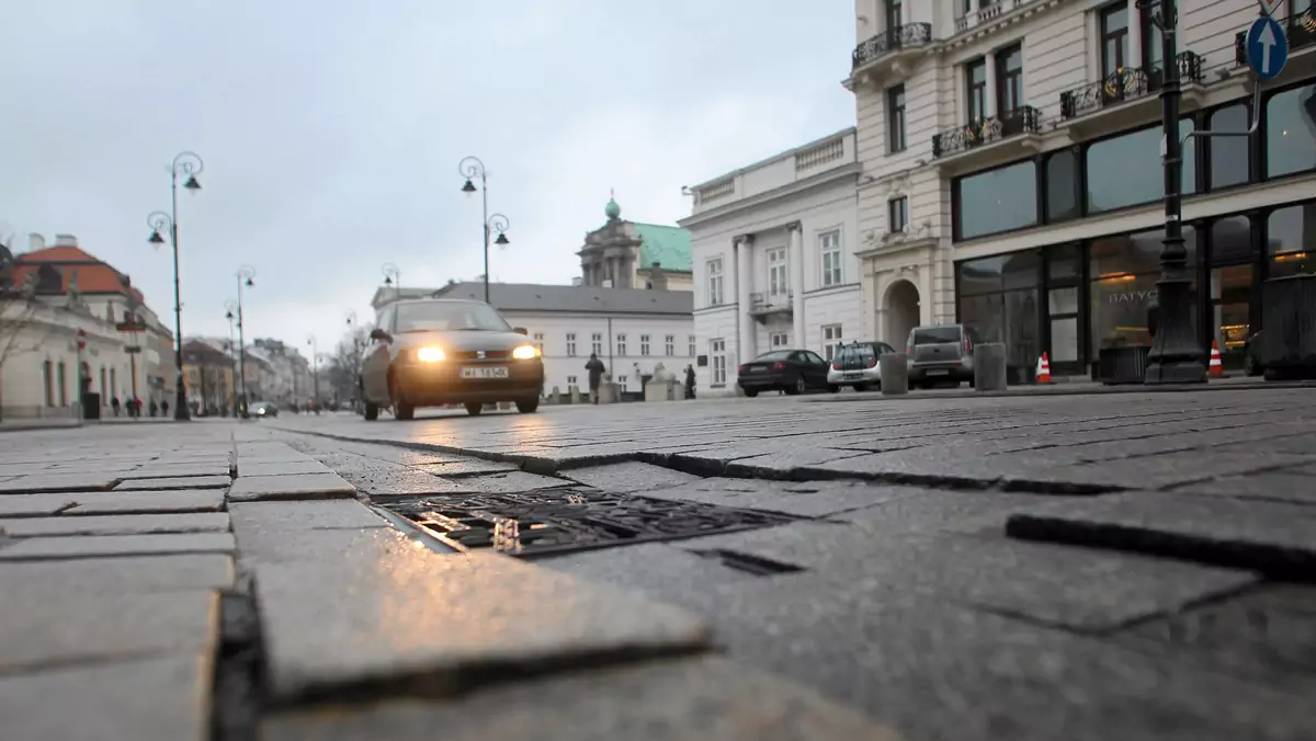 Warszawa, ul. Krakowskie Przedmieście, dziury i nierówności na wyremontowanej ulicy